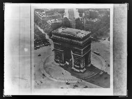 Reprodução de imagem do Arco do Triunfo na França em publicação