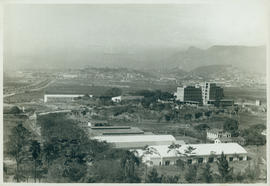 Vista de trecho do campus (garagens e Pavilhão da Biologia - Lauro Travassos?). Rio de Janeiro