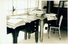 Interior do Pavilhão Mourisco - mesa com documentos. Rio de Janeiro
