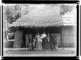 Grupo de mulheres indígenas e provável membro da expedição; Massaraby, Rio Negro