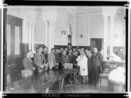 Médicos do Instituto Oswaldo Cruz e visitantes na biblioteca do Pavilhao Mourisco