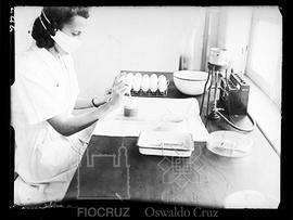 Técnica de fabricação da vacina anti-gripal ou [anti-amarílica?] (Fotografia solicitada por José ...