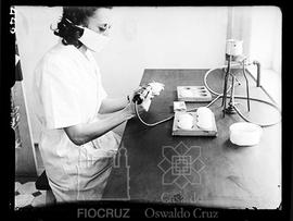 Técnica de fabricação da vacina anti-gripal ou [anti-amarílica?] (Fotografia solicitada por José ...
