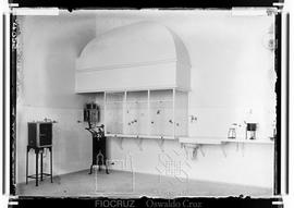 Laboratório no Pavilhão da Peste com instrumentos de trabalho: autoclave, estufa e banho-Maria