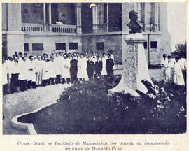 Inauguração do busto de Oswaldo Cruz, em frente ao Pavilhão, com a presença de profissionais do IOC