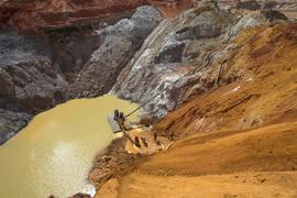 Cava de mineração a céu aberto em Inhaí