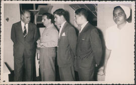 Governador Carlos Lindenberg visitando o sanatório Getúlio Vargas durante festa junina