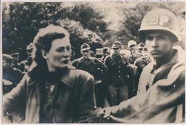 Soldado da Força Expedicionária Brasileira, conduzindo a prisioneira de guerra Margarida Hirchmann