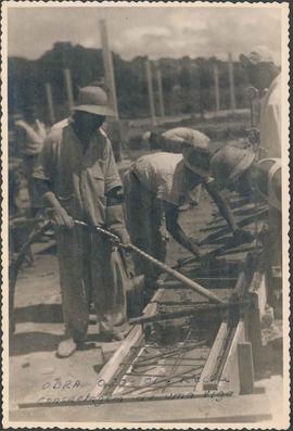 Operários concretando uma viga nas obras do Sanatório de Sancho