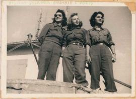 Sylvinha, Virgínia e Doris com os uniformes de inverno feitos de lã