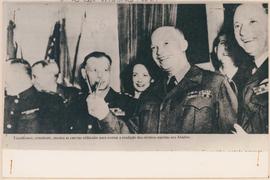 Eisenhower, sorridente, mostra canetas utilizadas para assinar a rendição dos efetivos nazistas a...