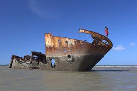 Carcaça de navio naufragado em Tutoia (MA)