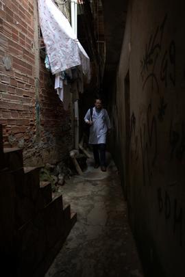 João Marcelo Goulart em beco na comunidade da Rocinha