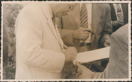Carlos Soares de Melo assinando documento durante o lançamento da pedra fundamental do Sanatório ...