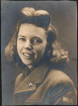 Retrato de Virginia Portocarrero com insígnia estrela na lapela