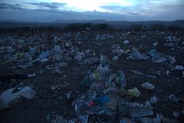 Lixo espalhado na periferia de Mulungu