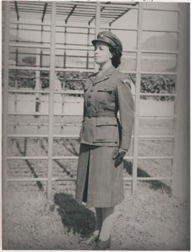 Enfermeira Lúcia Osório com o uniforme oficial criado para as enfermeiras da Força Expedicionária...