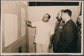 Angelo Cruz demonstra para o ministro e governador diagramas sobre as obras executadas pela Campa...