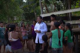 Manuel Pupo conversando com habitantes da aldeia Jutaí