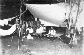 Belisário Penna e Arthur Neiva em acampamento à margem de uma lagoa em Bebe-Mijo (PI)