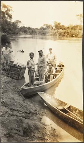 Lauro Travassos e outros membros da comissão em caçada de barco no rio Miranda