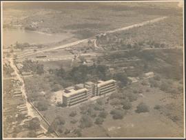 Vista áerea do Sanatório de Maracanaú e arredores, com a Lagoa de Maracanaú a esquerda