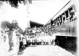 Belisário Penna e outros na estação de trem no dia da inauguração do sub-posto de Paracambi (RJ)