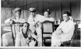 Belisário Penna (à direita) e oficiais do exército no quartel onde ficou preso por 6 meses no Rio...
