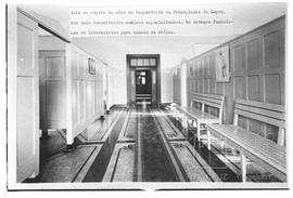Sala de espera da sede da Inspetoria da Prophylaxia da lepra, com seis consultórios médicos espec...