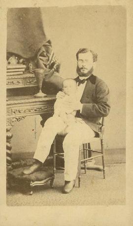 Arthur no colo de seu pai Carlos Moncorvo de Figueiredo
