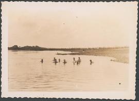 Integrantes da comissão se banhando no rio Paraná