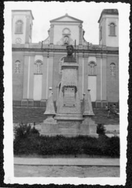 Busto de Oswaldo Cruz, na praça pública em frente à igreja, em sua cidade natal