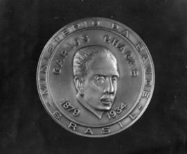 Medalha em homenagem ao cinquentenário da descoberta da doença de Chagas. Rio de Janeiro, RJ