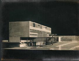 Maquete de um prédio do Complexo Sanatorial de Curicica em fundo preto
