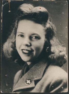 Retrato de Virginia Portocarrero com insígnia oval na lapela