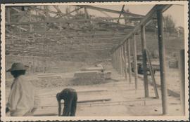 Operários montando o telhado no Sanatório de São Sebastião