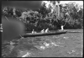 Médico do Serviço de Febre Amarela viajando em canoa para investigar um caso de febre amarela