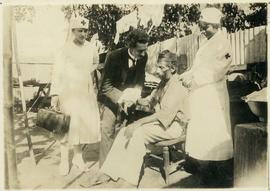 Doutor Maurity e enfermeiras atendendo doente no Morro do Salgueiro durante o surto de gripe espa...