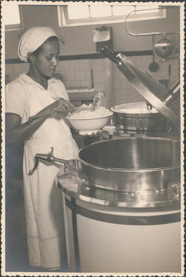 Cozinheira servindo arroz na cozinha do sanatório Getúlio Vargas