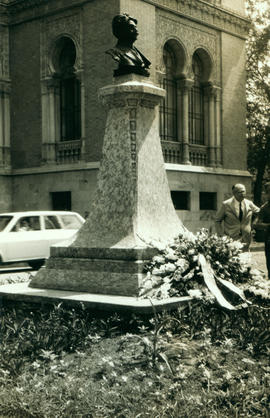 Busto em homenagem a Oswaldo Cruz em frente ao Pavilhão Mourisco