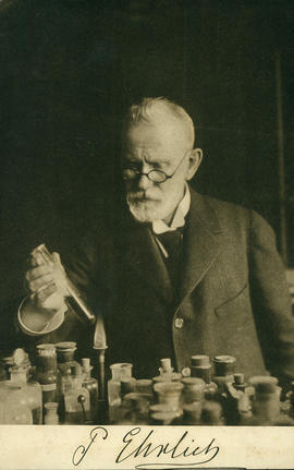 Retrato do dr. Paul Ehrlich junto a frascos e tubos de ensaio
