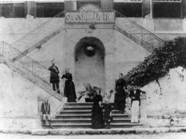 "Collégio Suisso-Brasileiro". Na escada, a mãe e o pai de Adolpho Lutz, além de filhos ...