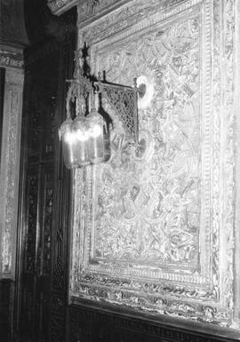 Detalhe da luminária e painel do corredor no interior do Pavilhão Mourisco