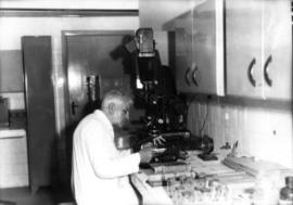 Dr. Magarinos Torres no laboratório
