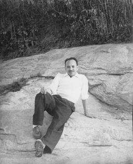 Felipe Nery Guimarães sentado em uma pedra