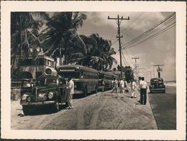 Ônibus de excursão dos congressistas na praia de Boa Viagem, durante o IV Congresso Nacional de T...