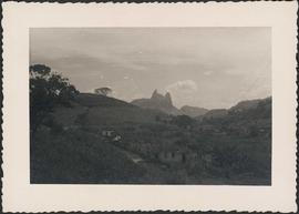 Vista do Morro do Frade e a Freira ao fundo, na região de Rio Novo do Sul
