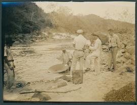 Homens garimpando no rio Aquidauana, trecho Camisão