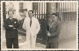 Alferes Galdino e outros em frente à Santa Casa de Misericórdia