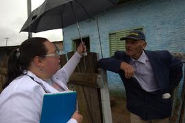 Patricia Bragança visitando pacientes na periferia de Santana do Livramento (RS)
